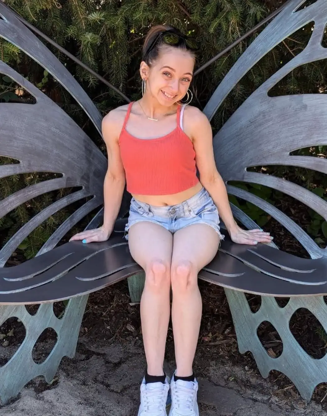 Shauna Rae, 26, is the same size as an eight-year-old child (thereal_shaunarae99/Instagram)