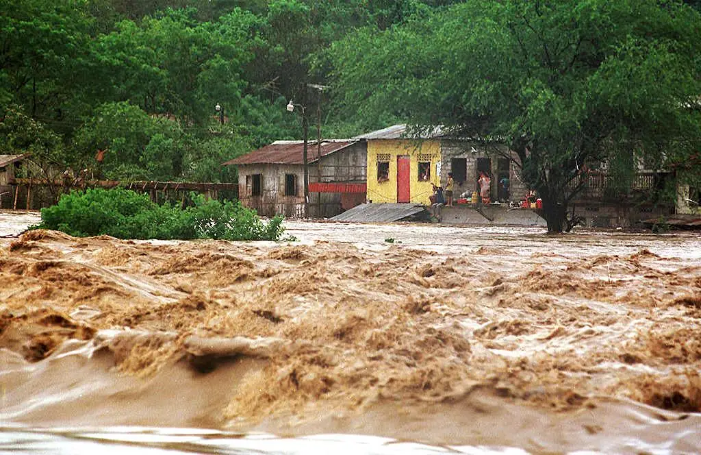 El Niño can cause flooding, such as this in 1997 (FRANCESCO DEGASPERI/AFP via Getty Images)