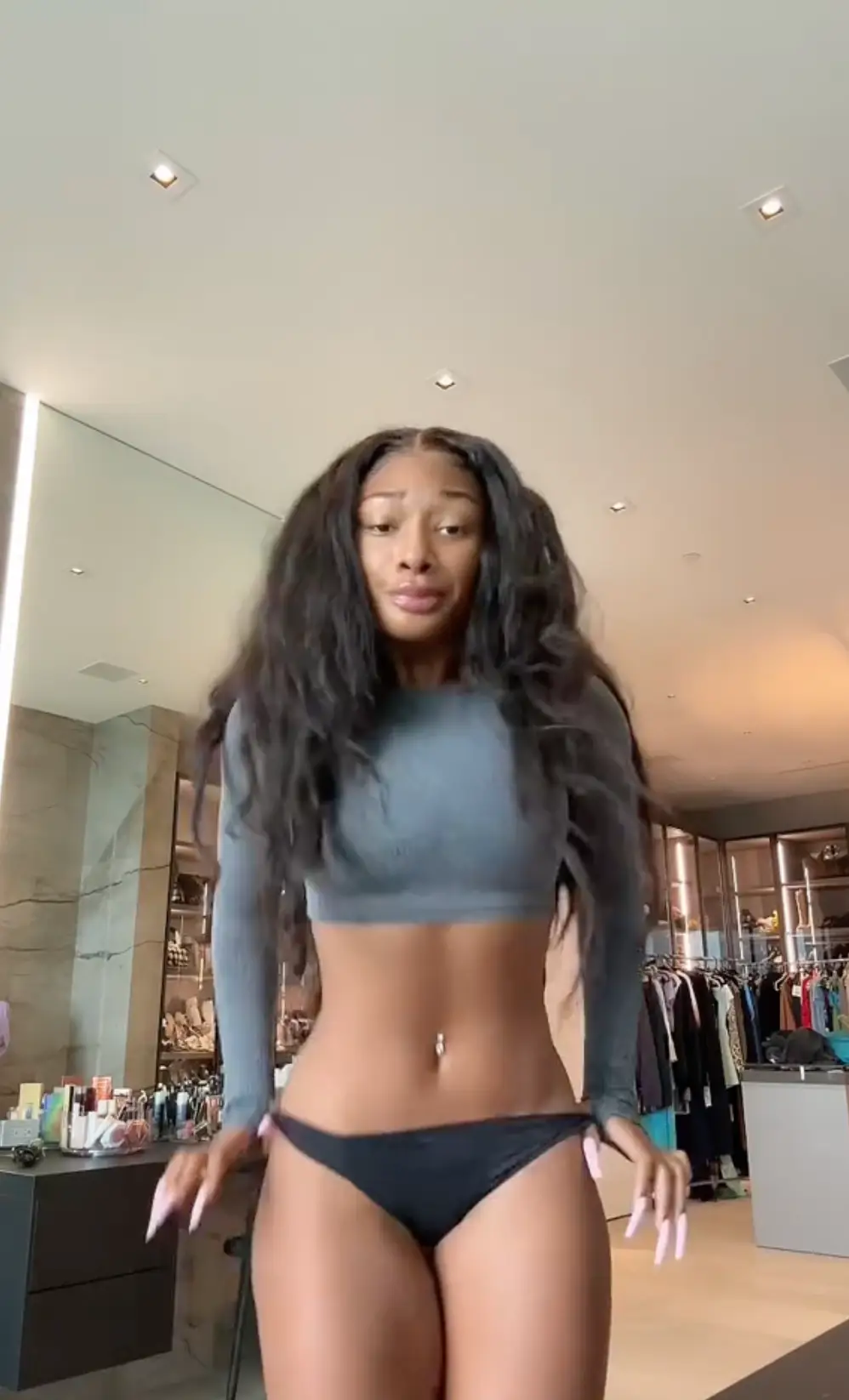 The rapper showed off her impressive abs.