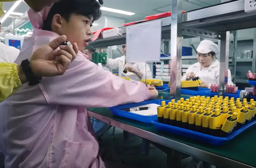 The Chinese factory is one of the biggest disposable vape factories in the world. (YouTube/Machina) 