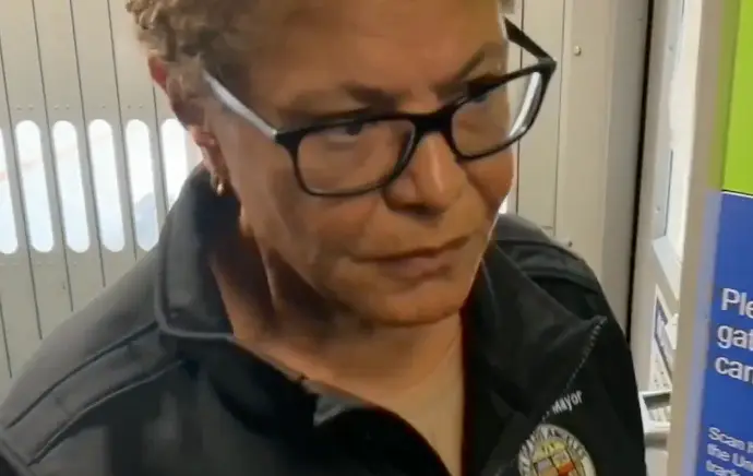 Mayor Karen Bass didn't respond to the reporter's questions (Sky News) 