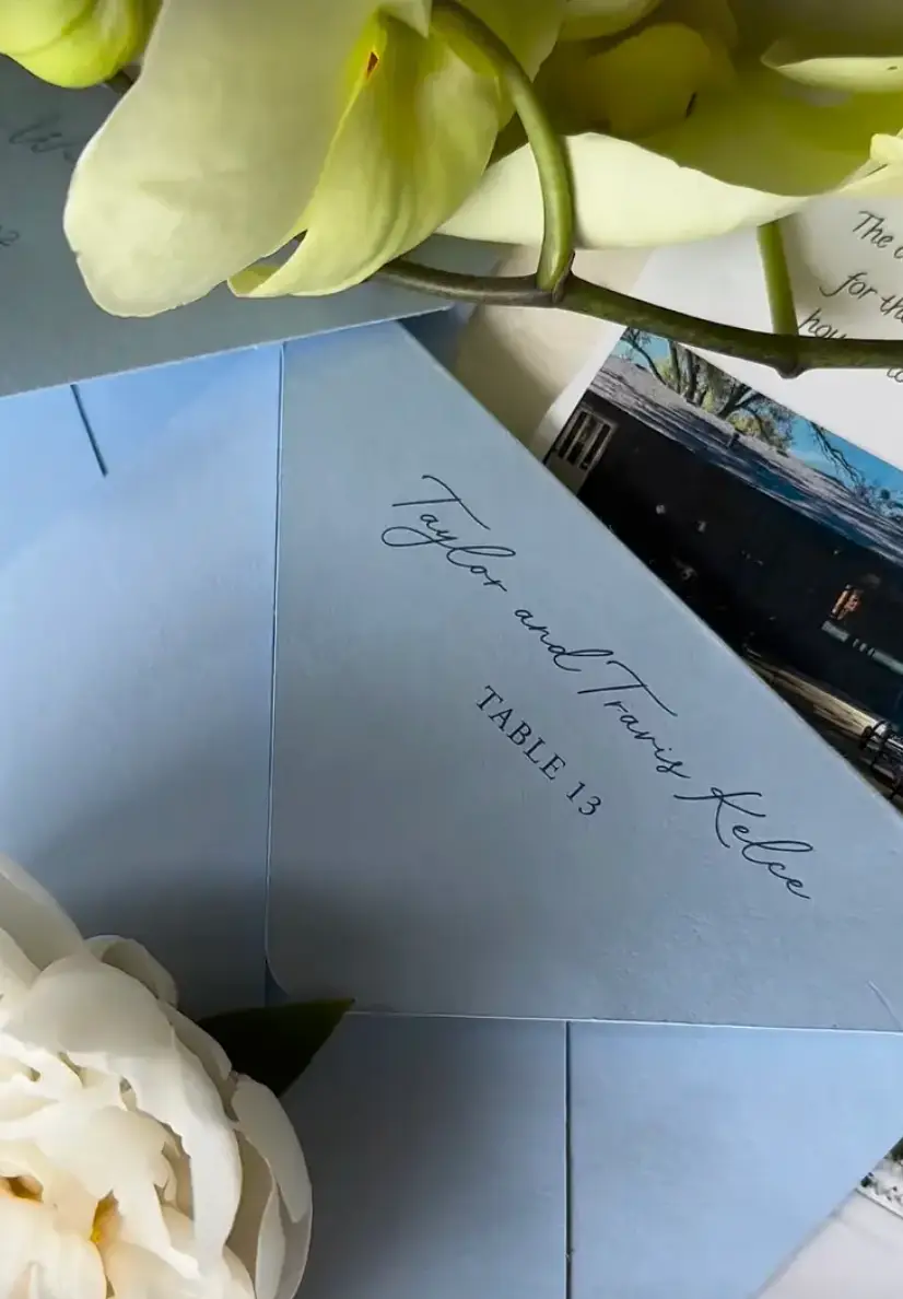 The image of the invitation was shared on social media (Instagram/@elliestyled)