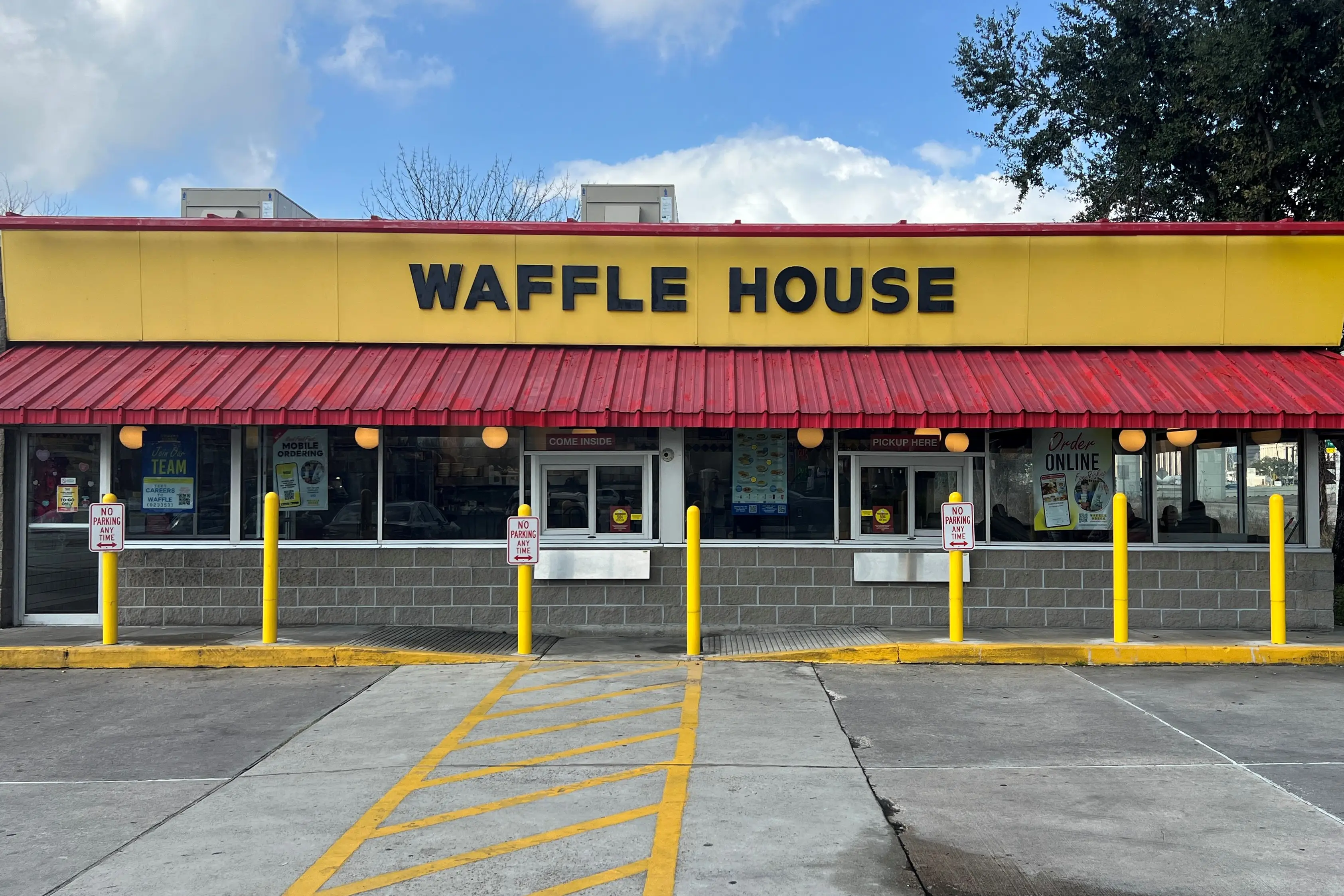 A number of Waffle House restaurants are closed (GIANRIGO MARLETTA/AFP via Getty Images)