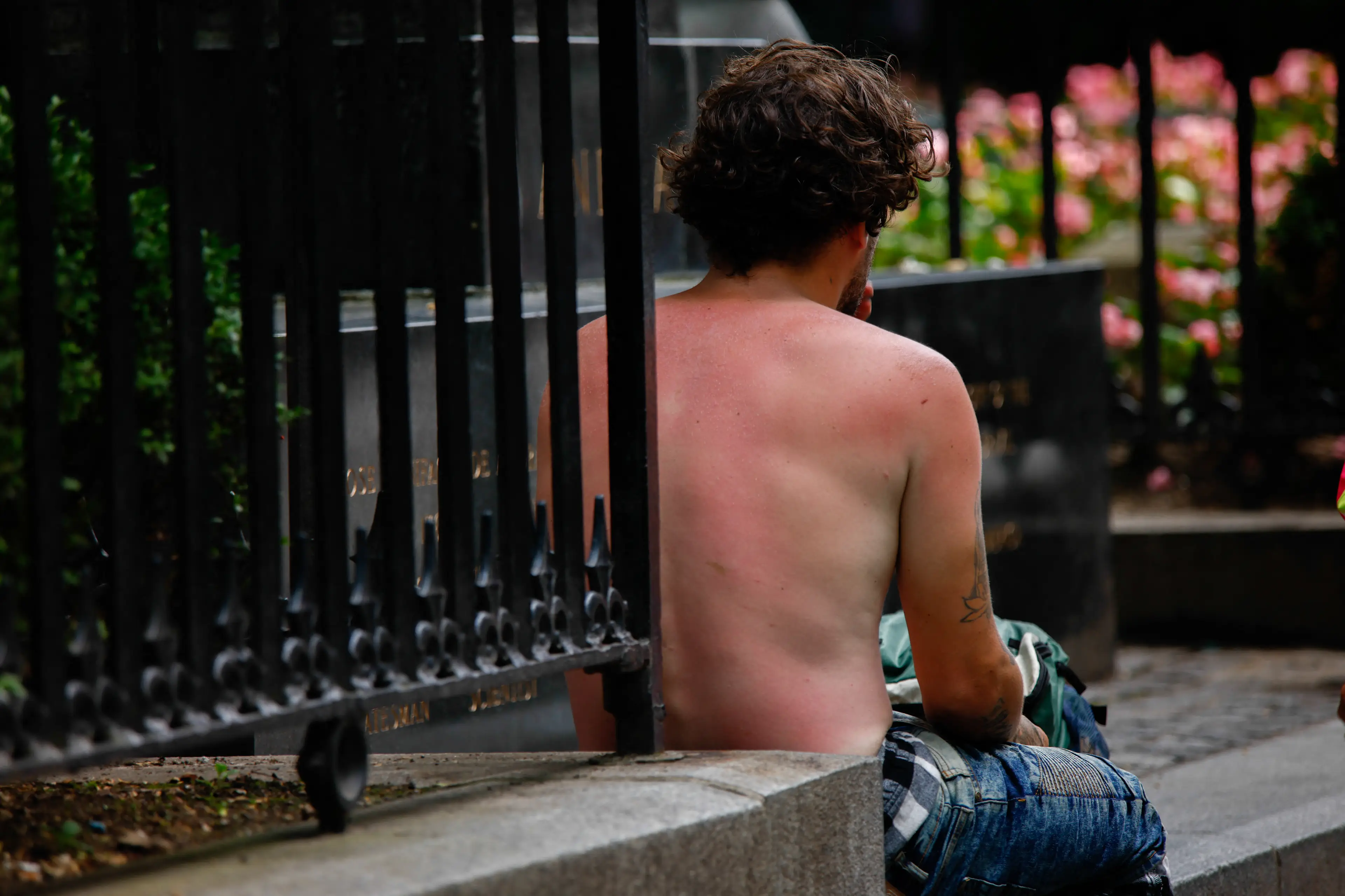 A man in New York can be seen sporting intense sunburn ( KENA BETANCUR/AFP via Getty Images)