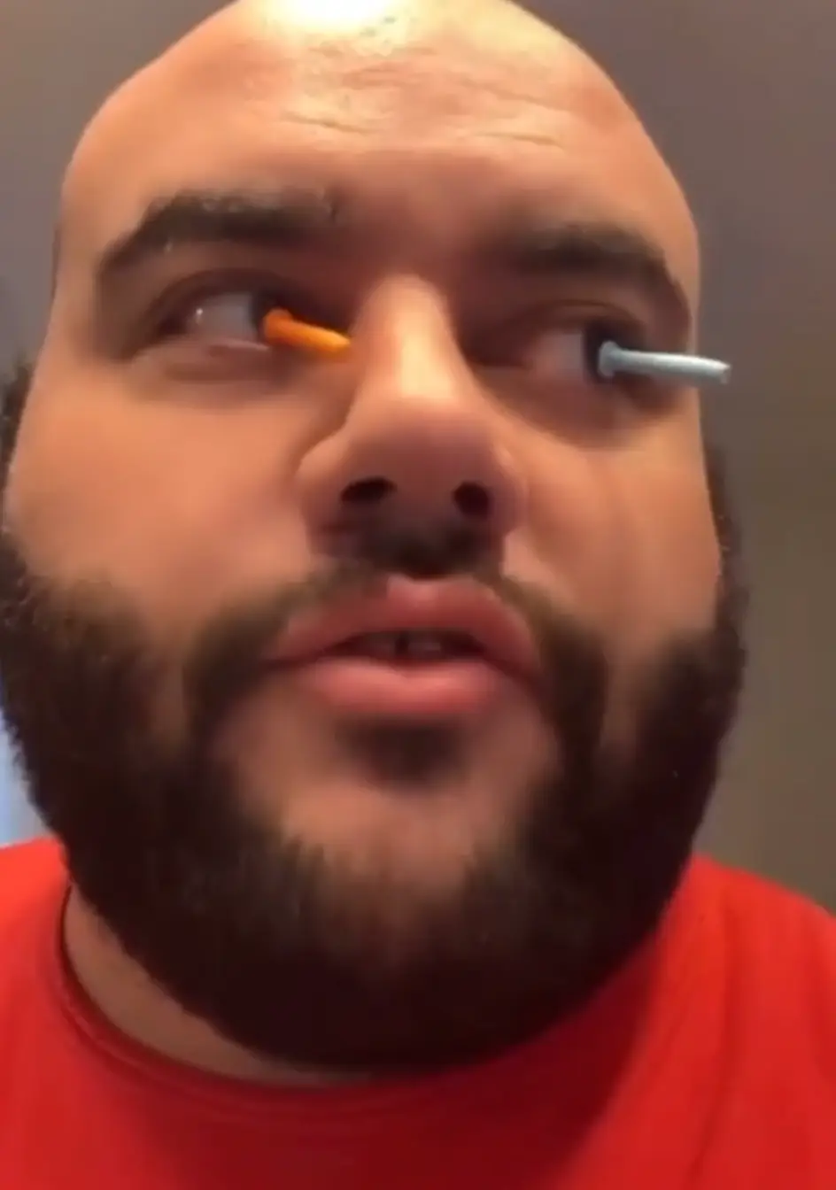 The applicators showed how the eyes move (Reddit / quicksilver3453)