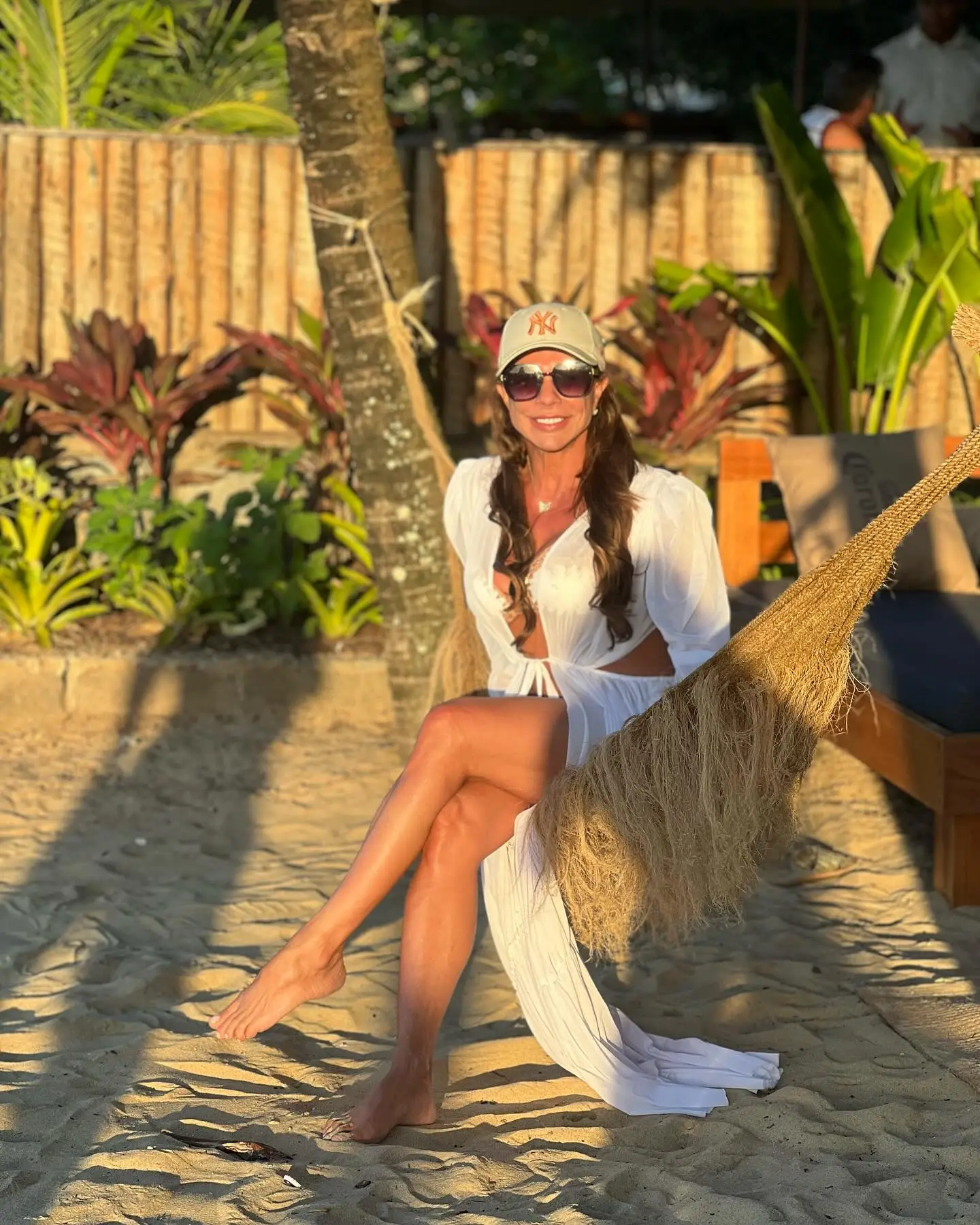 53-year-old fitness influencer Andrea Sunshine at the beach (Instagram/@andrea__sunshinee)