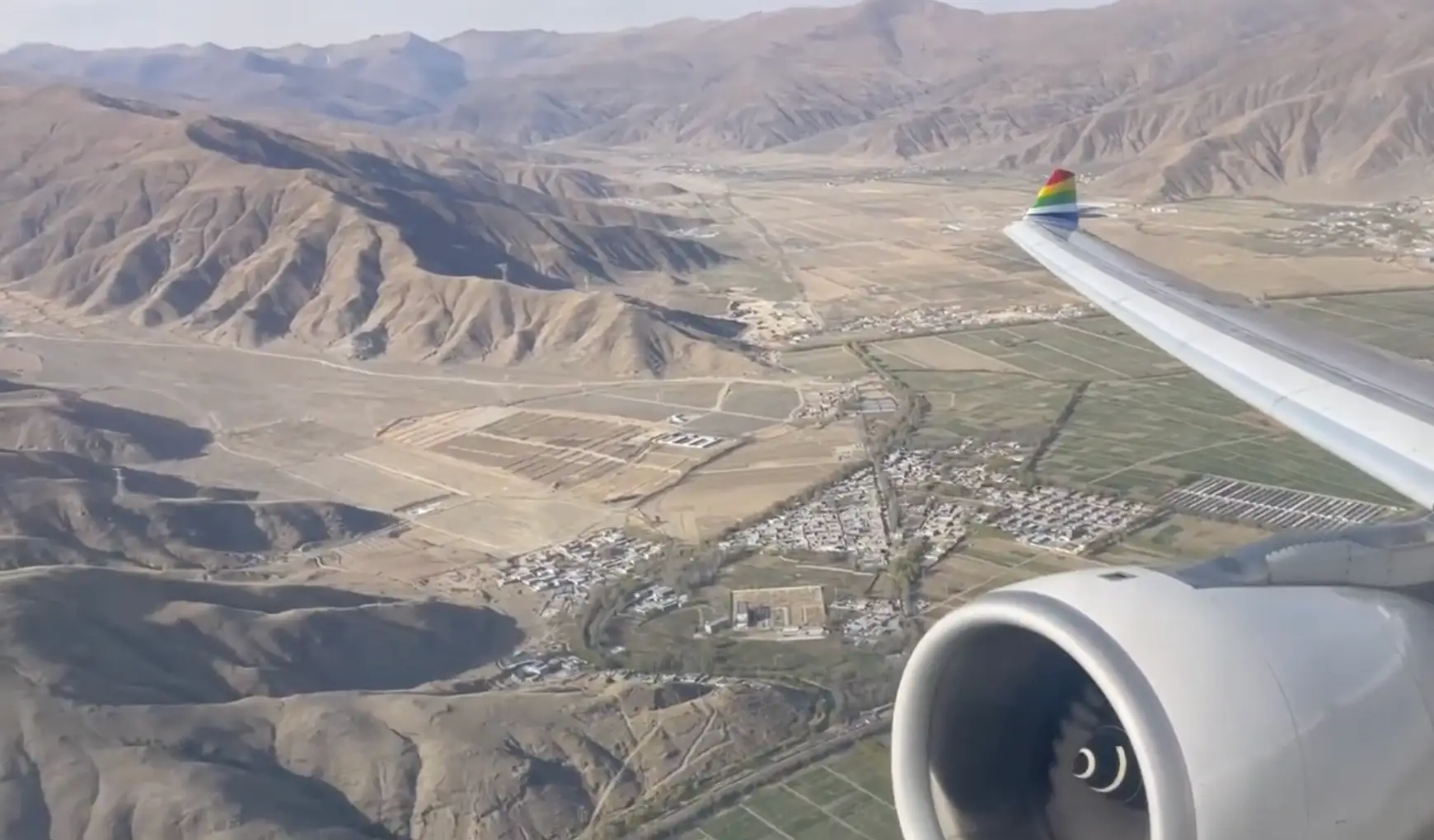 Tibet Airlines flight seen leaving Lhasa airport. (YouTube/@adamli8774)