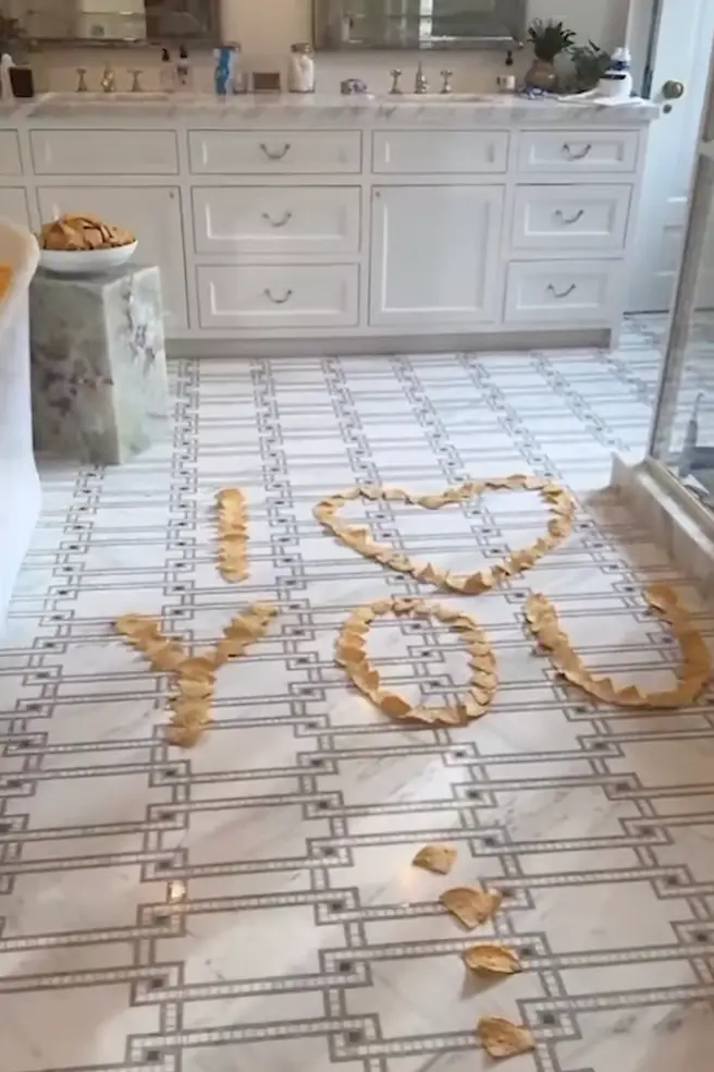 The chips were arranged with a heartfelt message on the bathroom floor (Instagram/itsbennyblanco)