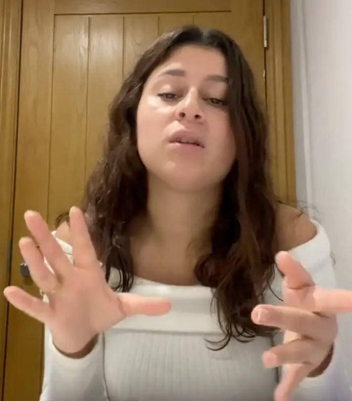 The TikToker says she kept reminding them she had a Spanish passport (TikTok/@imjustageline)