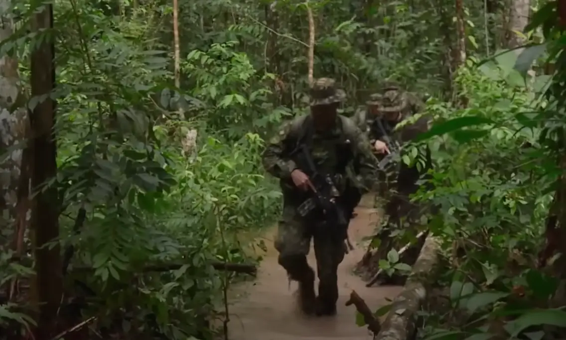 Dozens of people were involved in the search (Netflix)