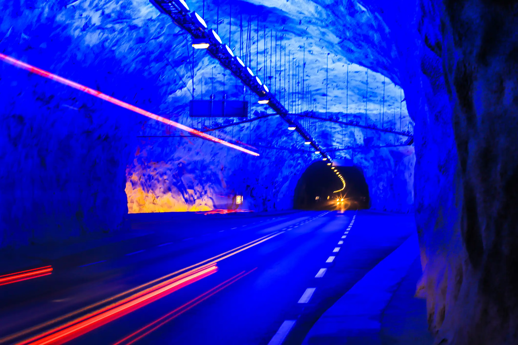 The blue and yellow lighting is supposed to keep drivers calm. (GCShutter/Getty Stock)