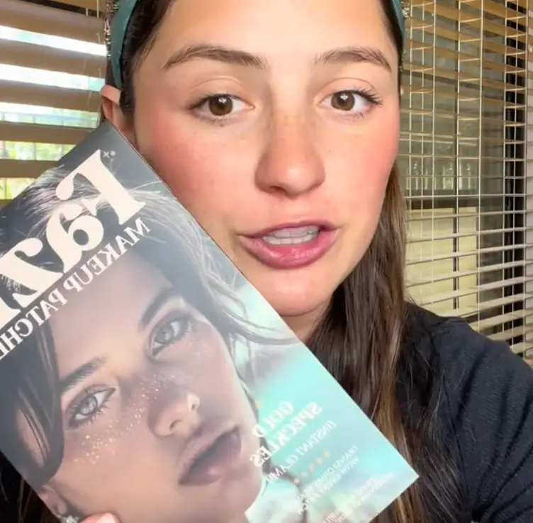 The glitter freckles are available online from Fazit (TikTok/@@nina_beautyfounder)