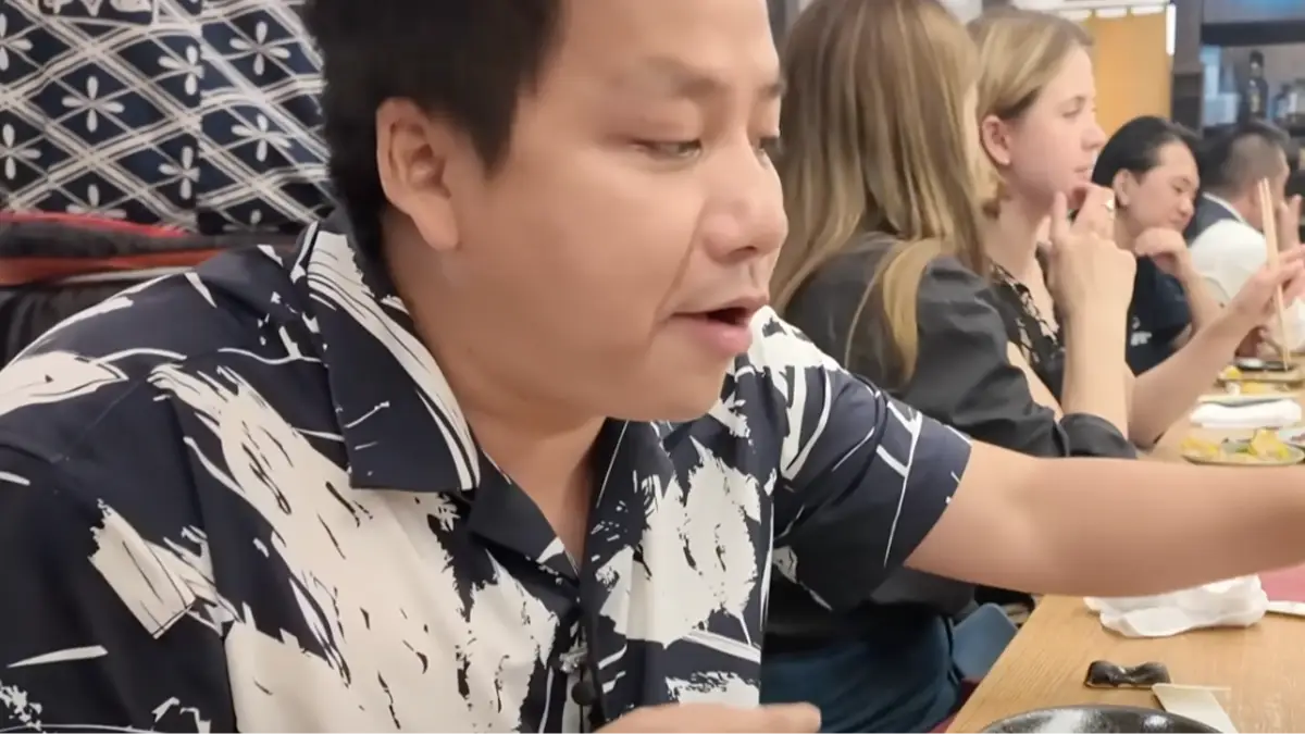 People lose it as travel vlogger films entire video not realizing an A-list actor is sitting right next to him