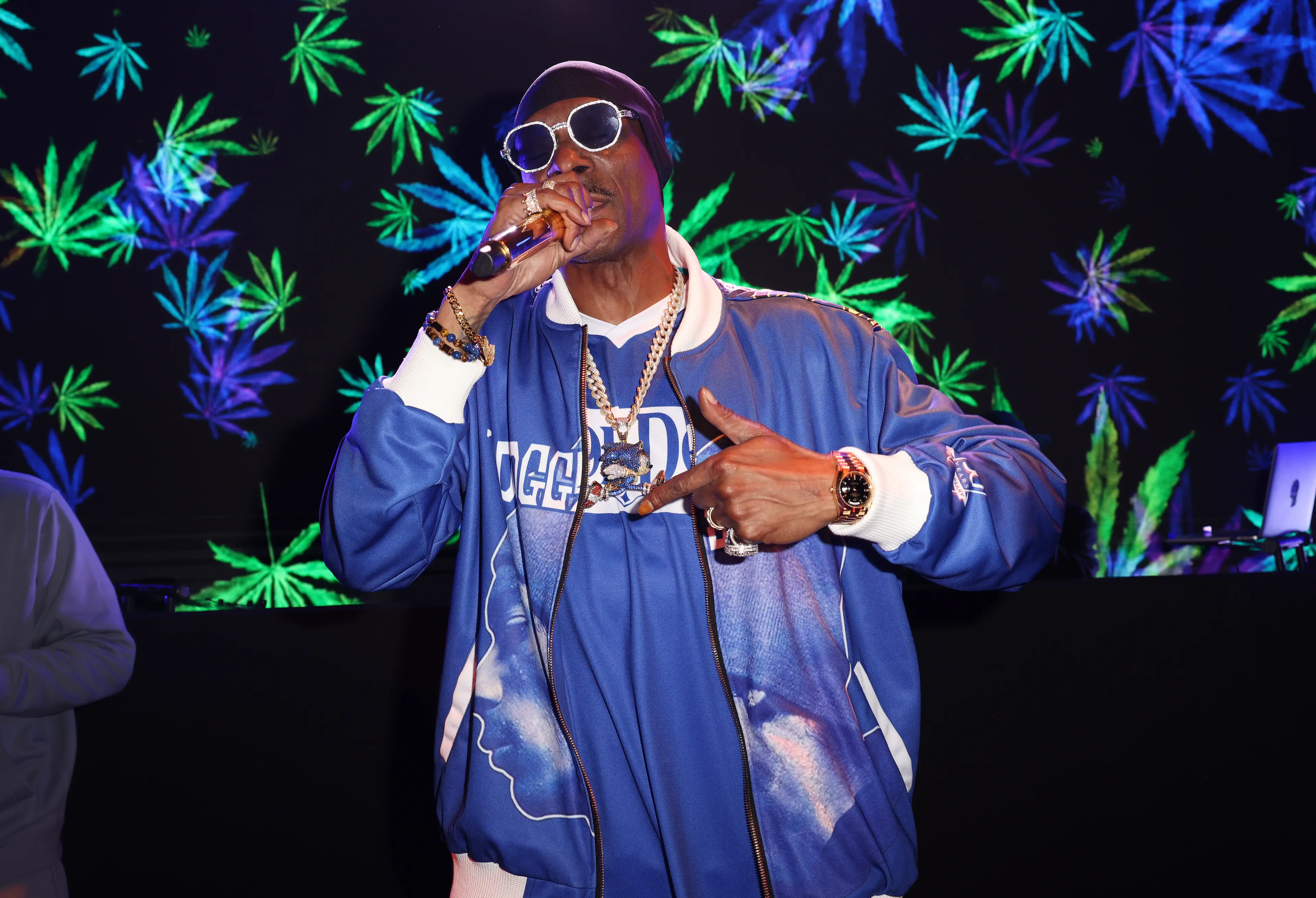 Snoop is married to Shante Broadus.