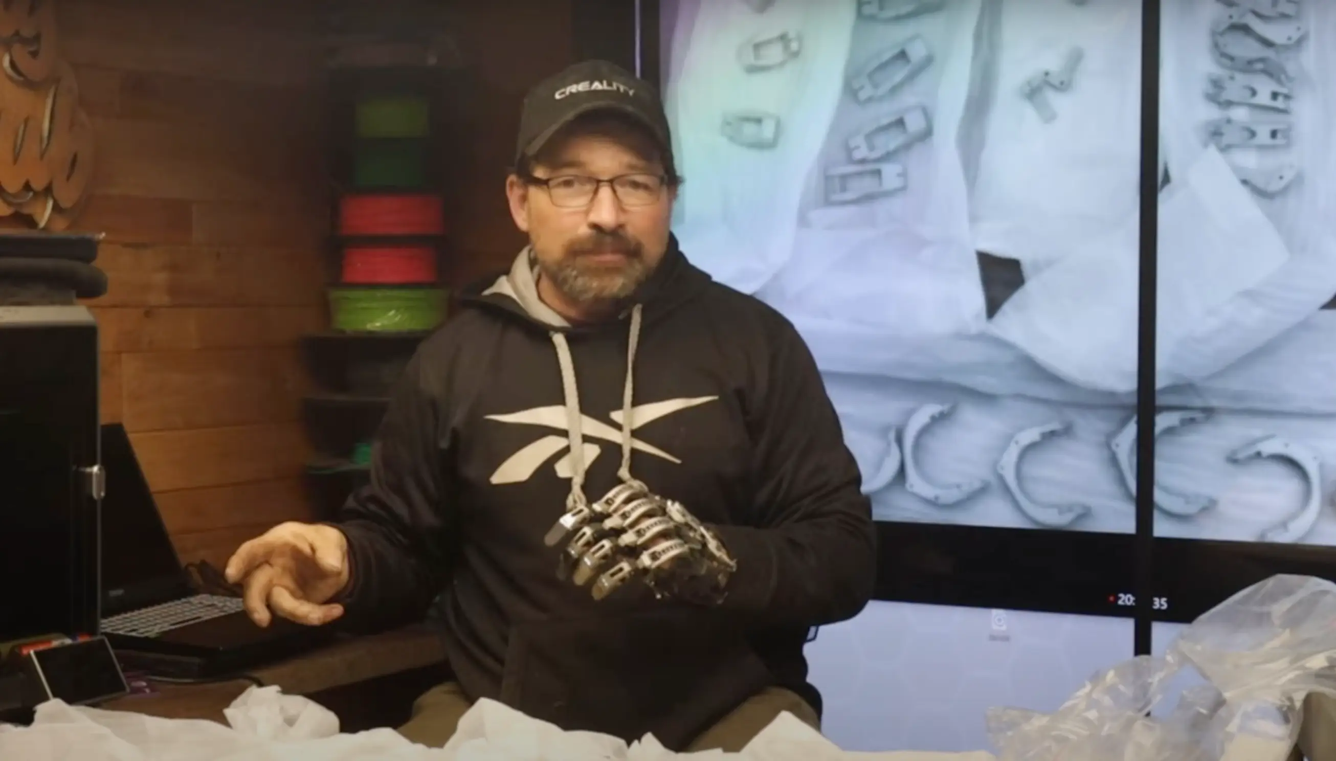 Ian Davis created his own bionic hand. (YouTube/Ian Davis)