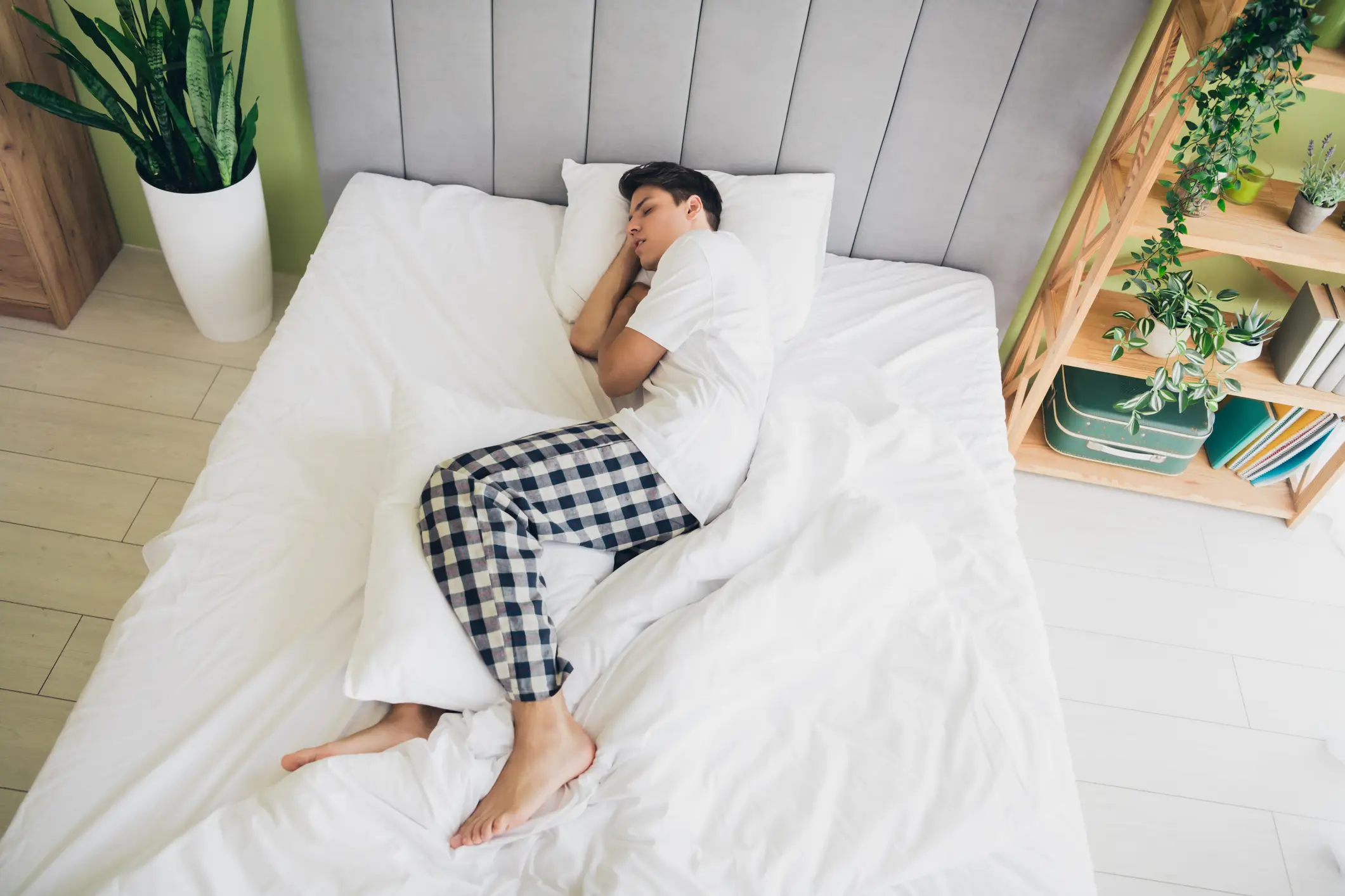 Experts advise that you don't sleep without a duvet (Getty Stock Image)