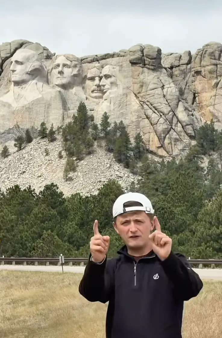 Henry Moores is running a marathon in every US state to raise money for a children's cancer charity (Instagram/Henry Moores)