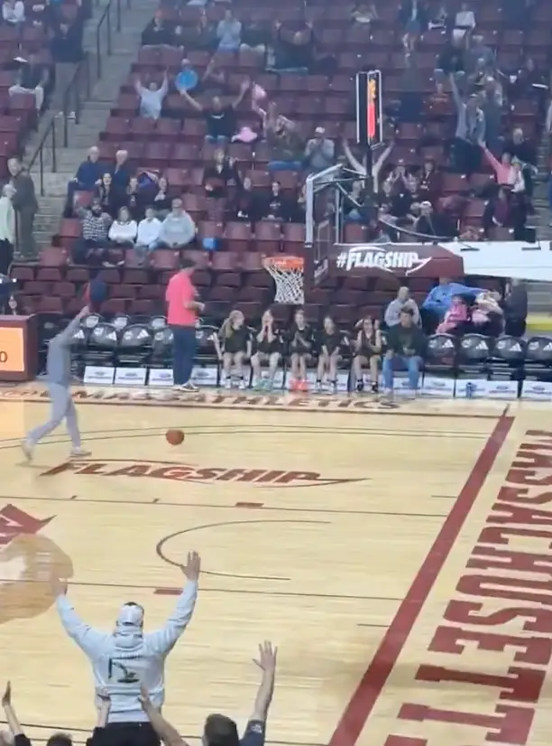 It looked like Noah Lee completed the challenge (Twitter/@Jschreiber272) 