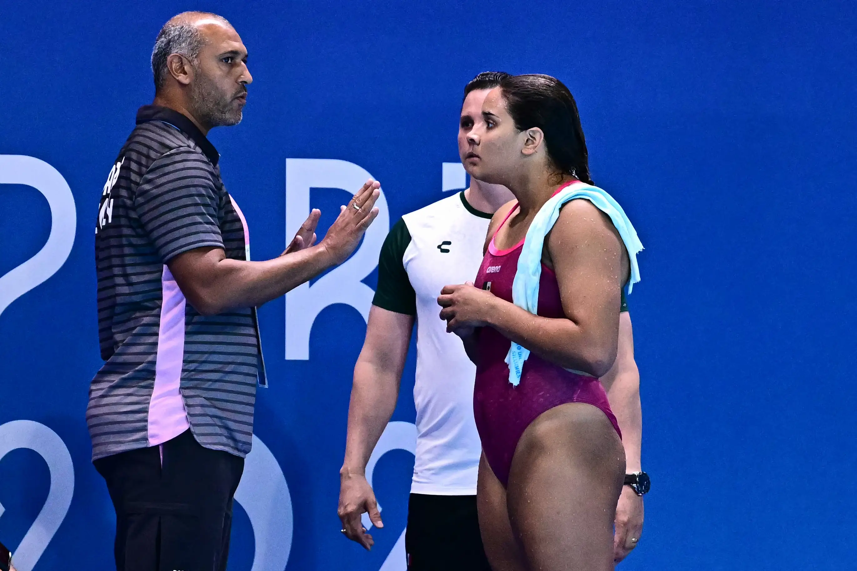 Aranza Vazquez speaks to judges after her failed dive. (Manan VATSYAYANA / AFP) (Photo by MANAN VATSYAYANA/AFP via Getty Images)