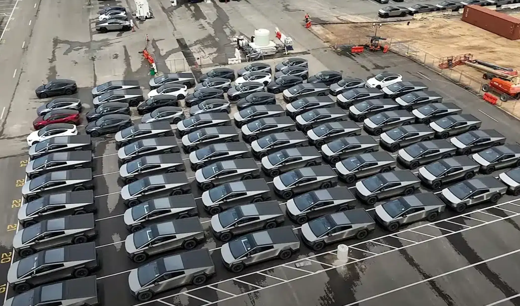 The footage was captured at a factory in Texas (Brad Sloan/YouTube)