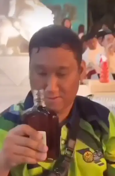Videos of him downing the whiskey have gone viral on social media (pup_chanasit/TikTok)
