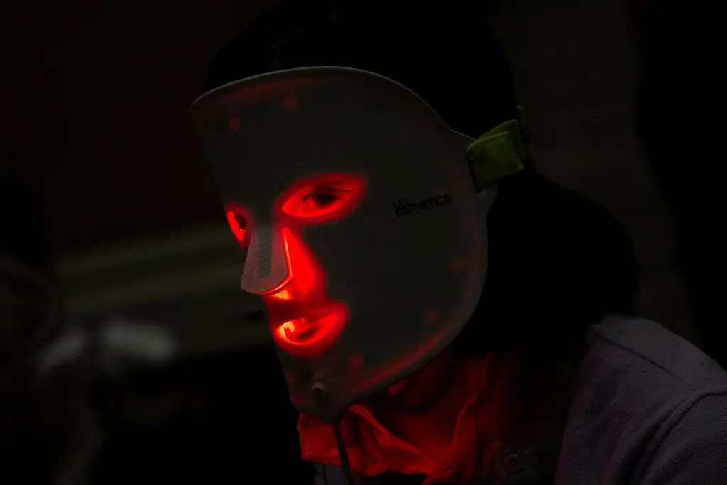 Some 'sleepmaxxers' like red light therapy before sleep (BRENDAN SMIALOWSKI/AFP via Getty Images)