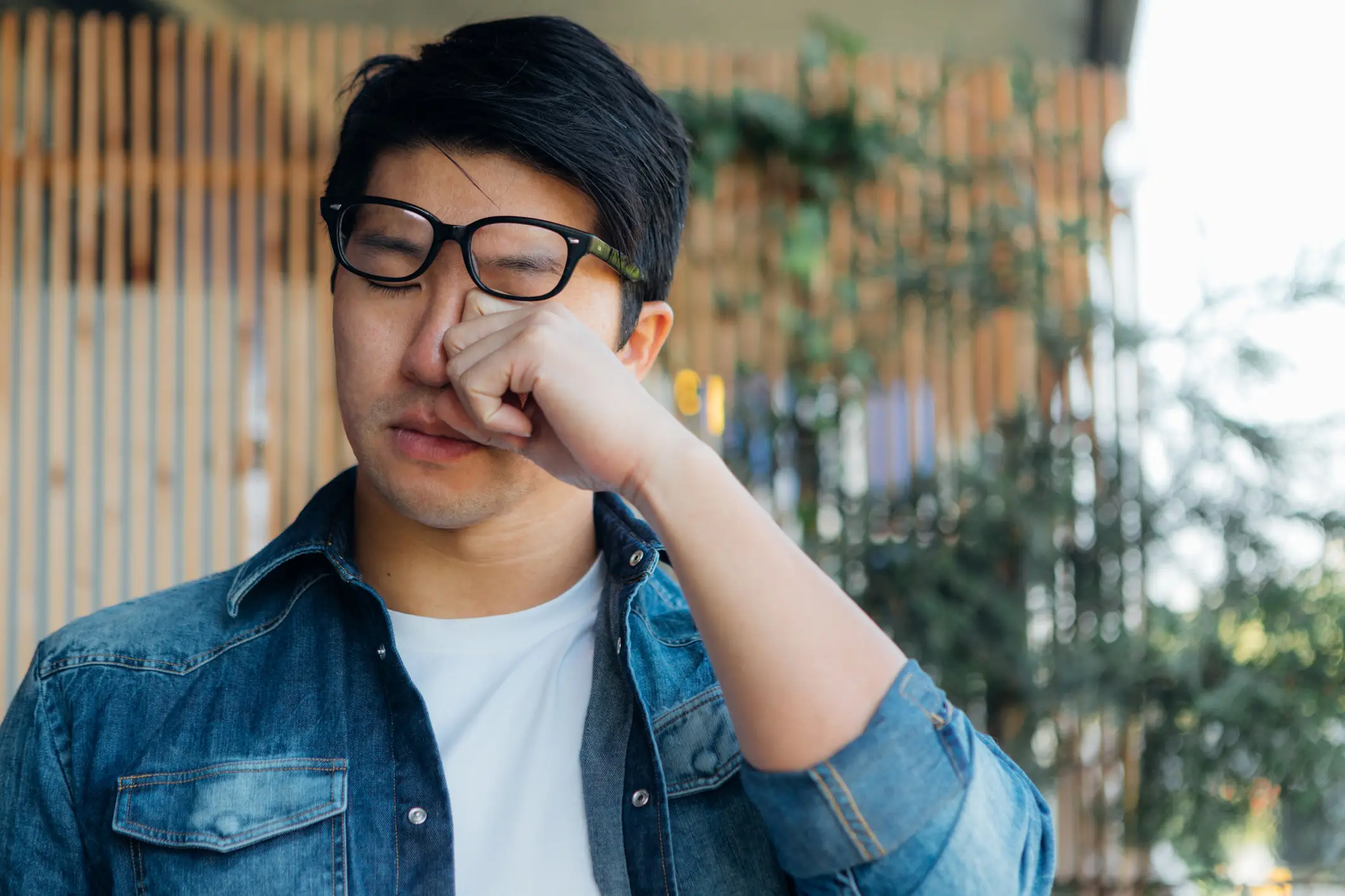 One of the main differences between a cold and hay fever is experiencing watery eyes (Getty Stock)