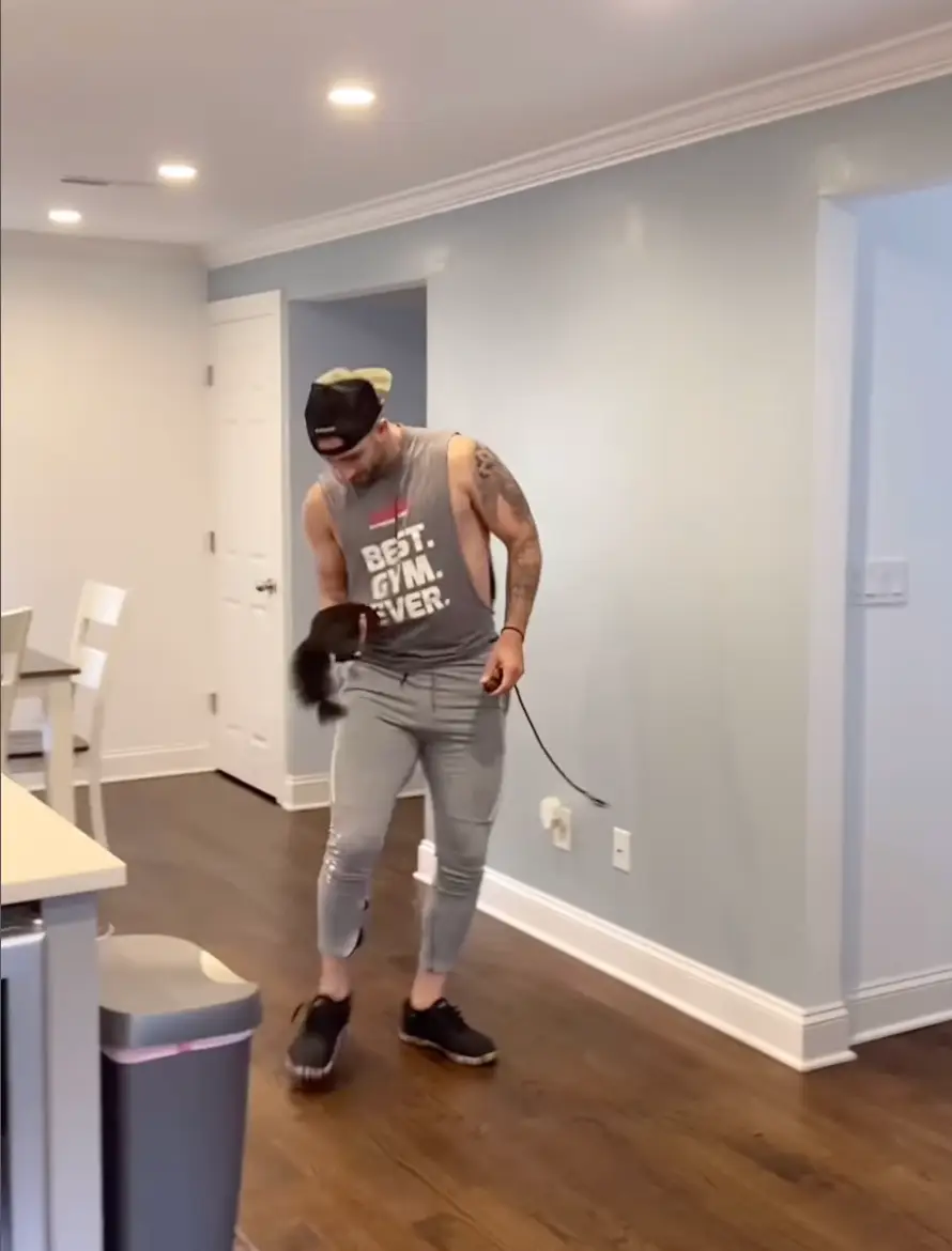 Longo taught his pet rodent how to jump through hoops (peanut_the_squirrel12/Instagram)