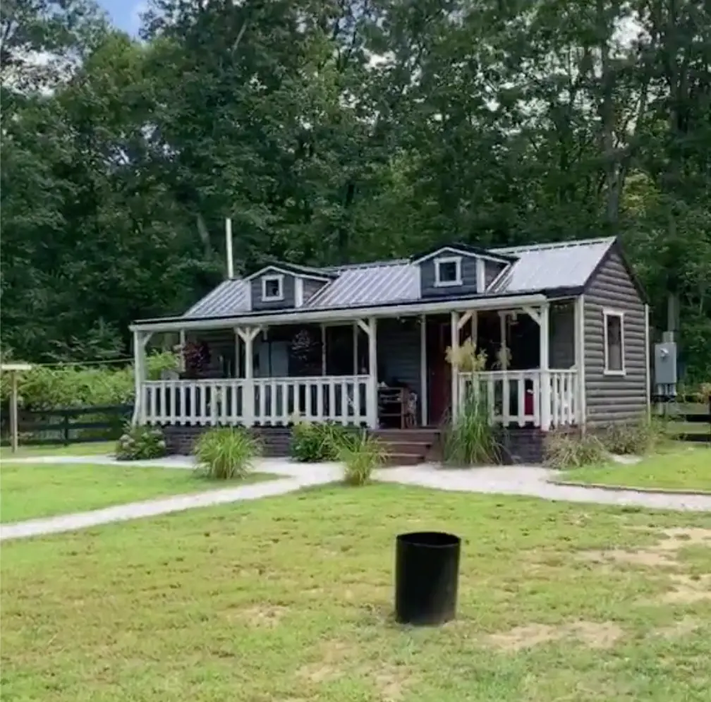 The parents' tiny house (TikTok/@tinyvillagegirl) 