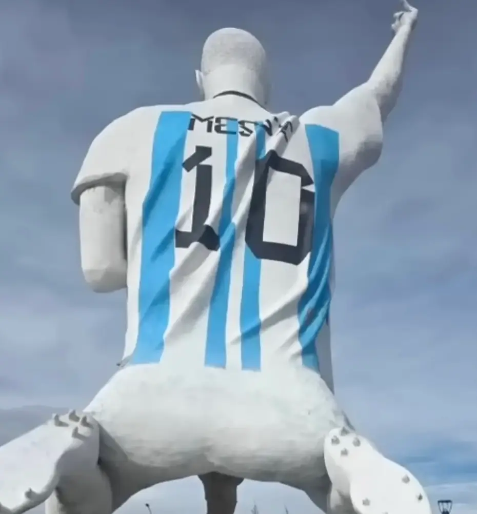 Many claimed the statue 'looks bad' from 'every angle'. (@SkySportsNews‬)