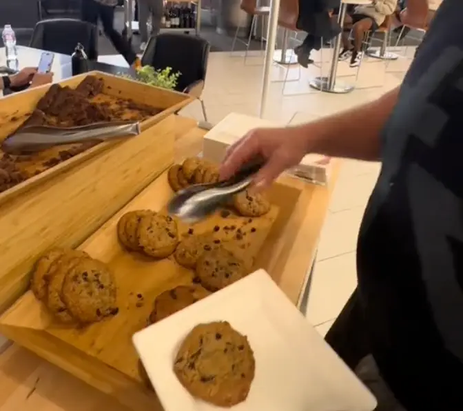 The two travelers made the most of the lounge. (TikTok/@@kylephilippi)