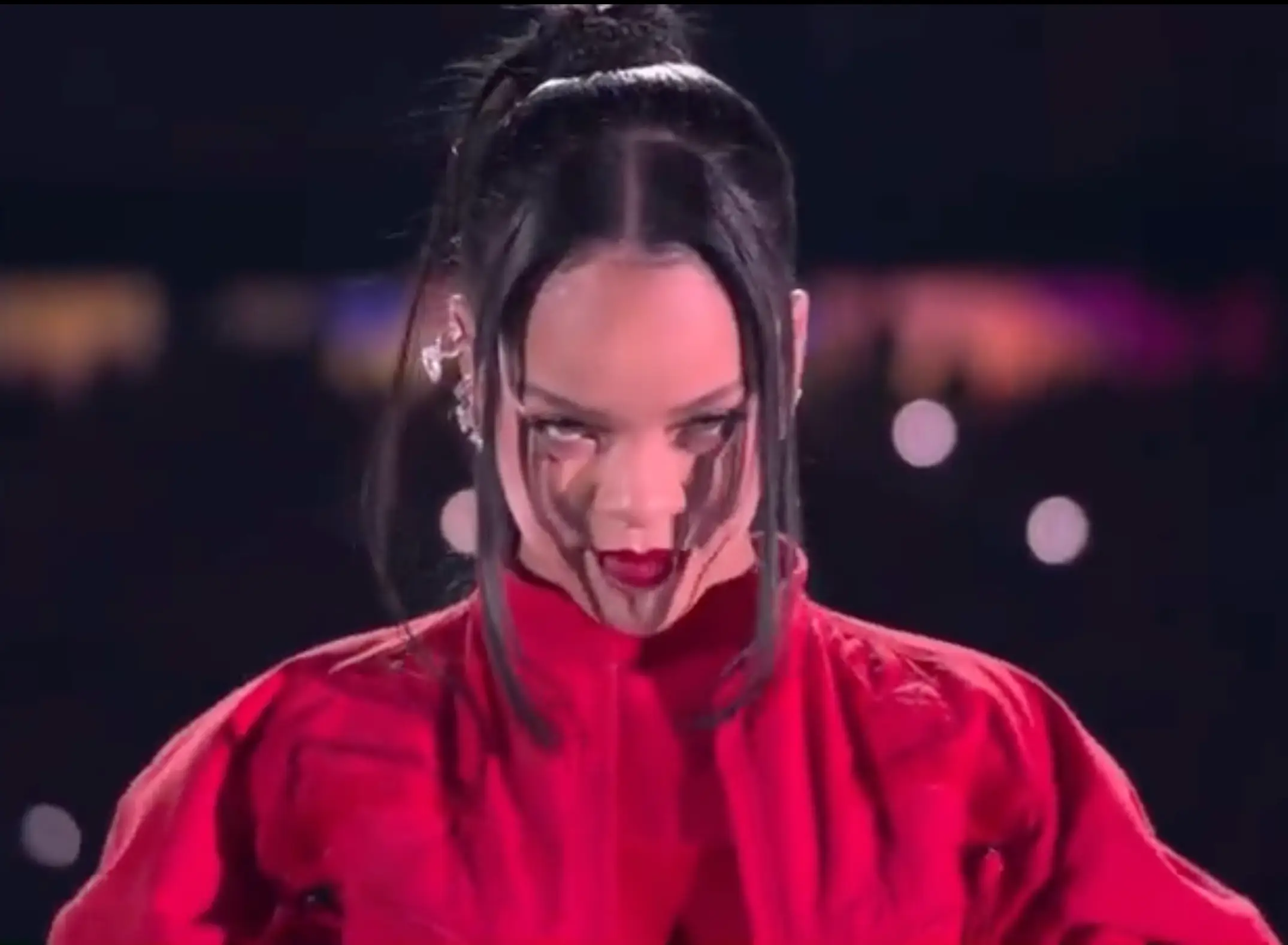 Rihanna wowed viewers with her stunning performance.