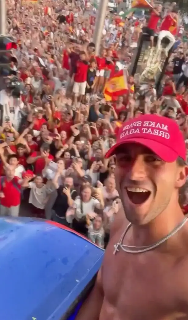 Ferran Torres wore a 'Make Spain Great Again' cap (Instagram/@ferrantorres)
