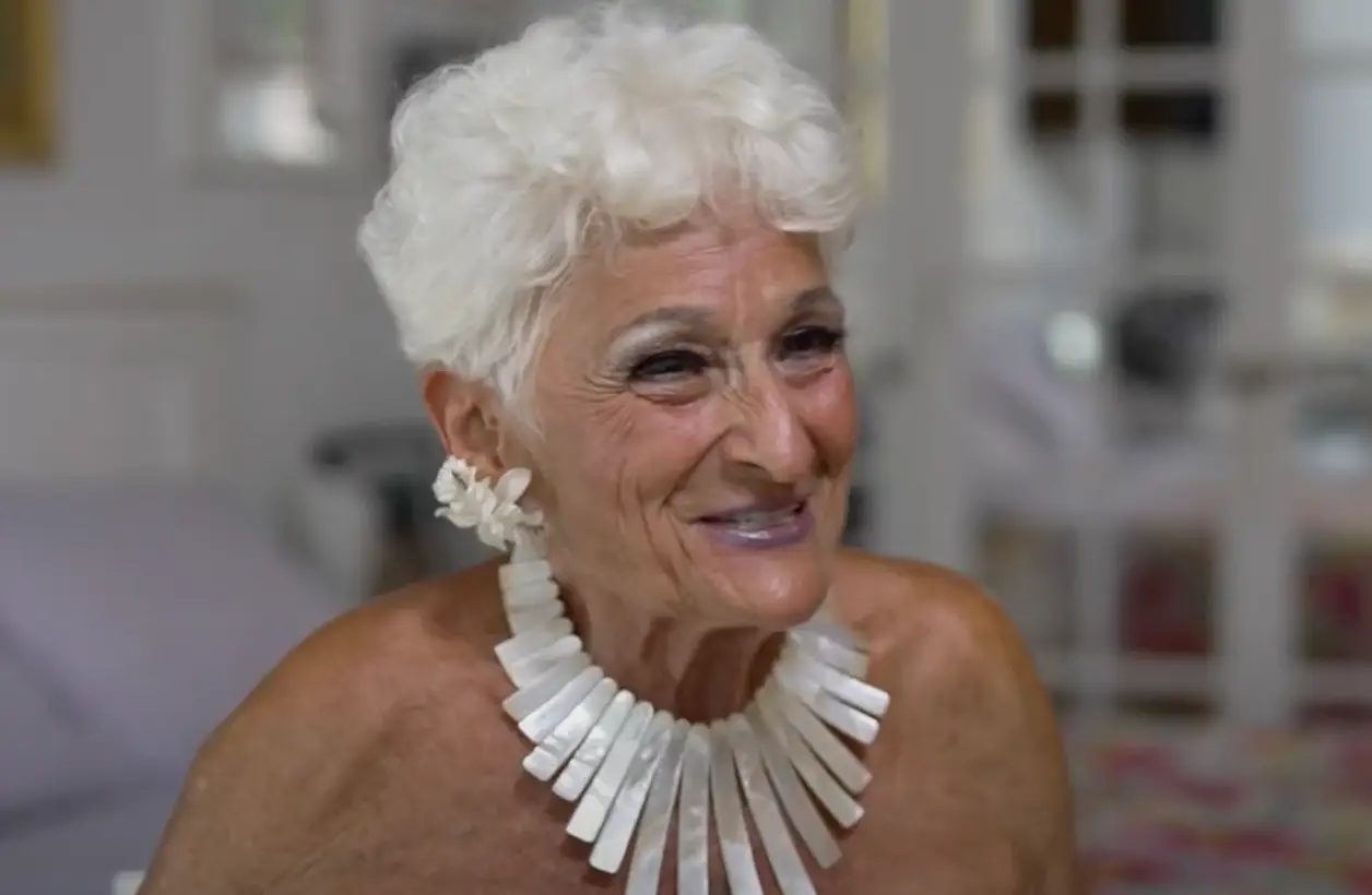 Hattie also uses Tinder to find dates (SBS Dateline)