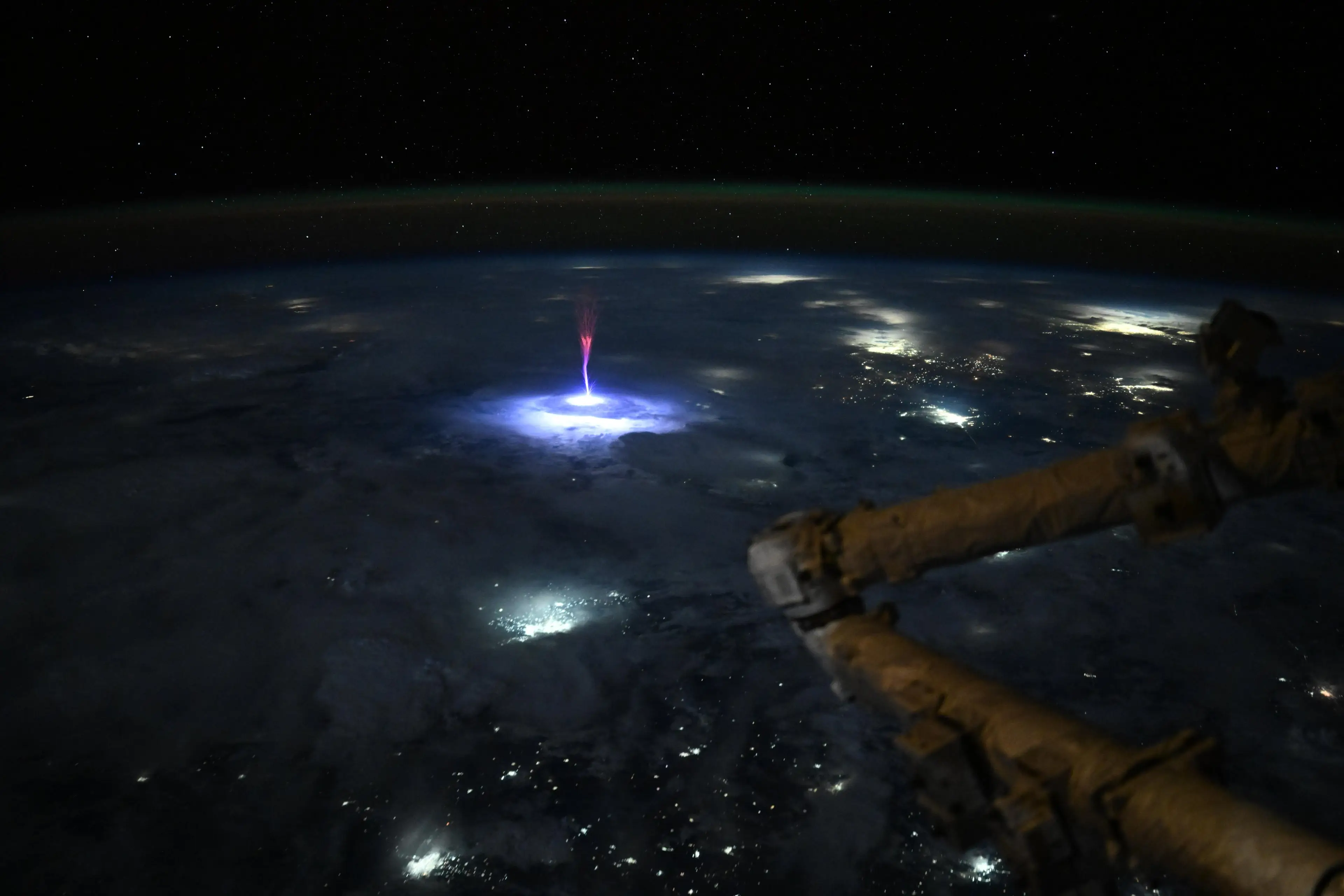 A sprite from the ISS, as captured by NASA astronaut Nichole Ayers (@Astro_Ayers/Twitter)