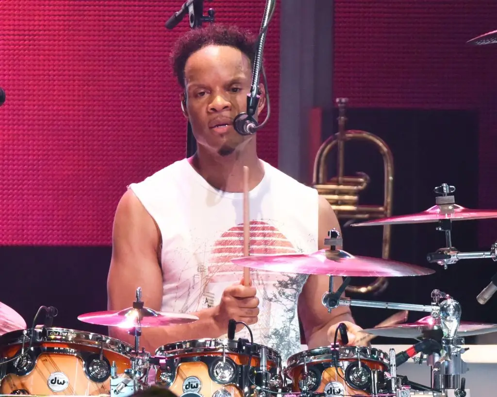 Paris performing with Earth, Wind, & Fire (Chris McKay/Getty Images)
