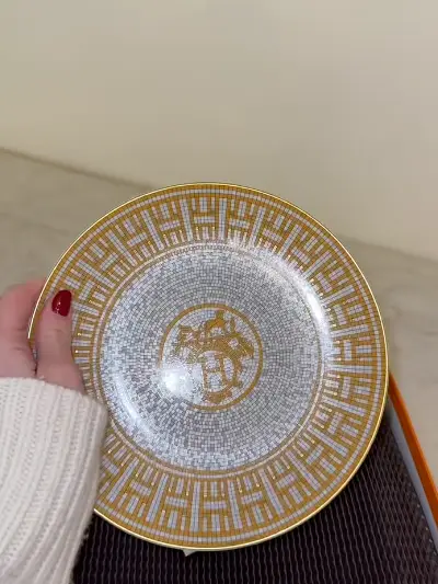 One of the many perfect and pristine plates in the collection (itsamandadewitt/TikTok)