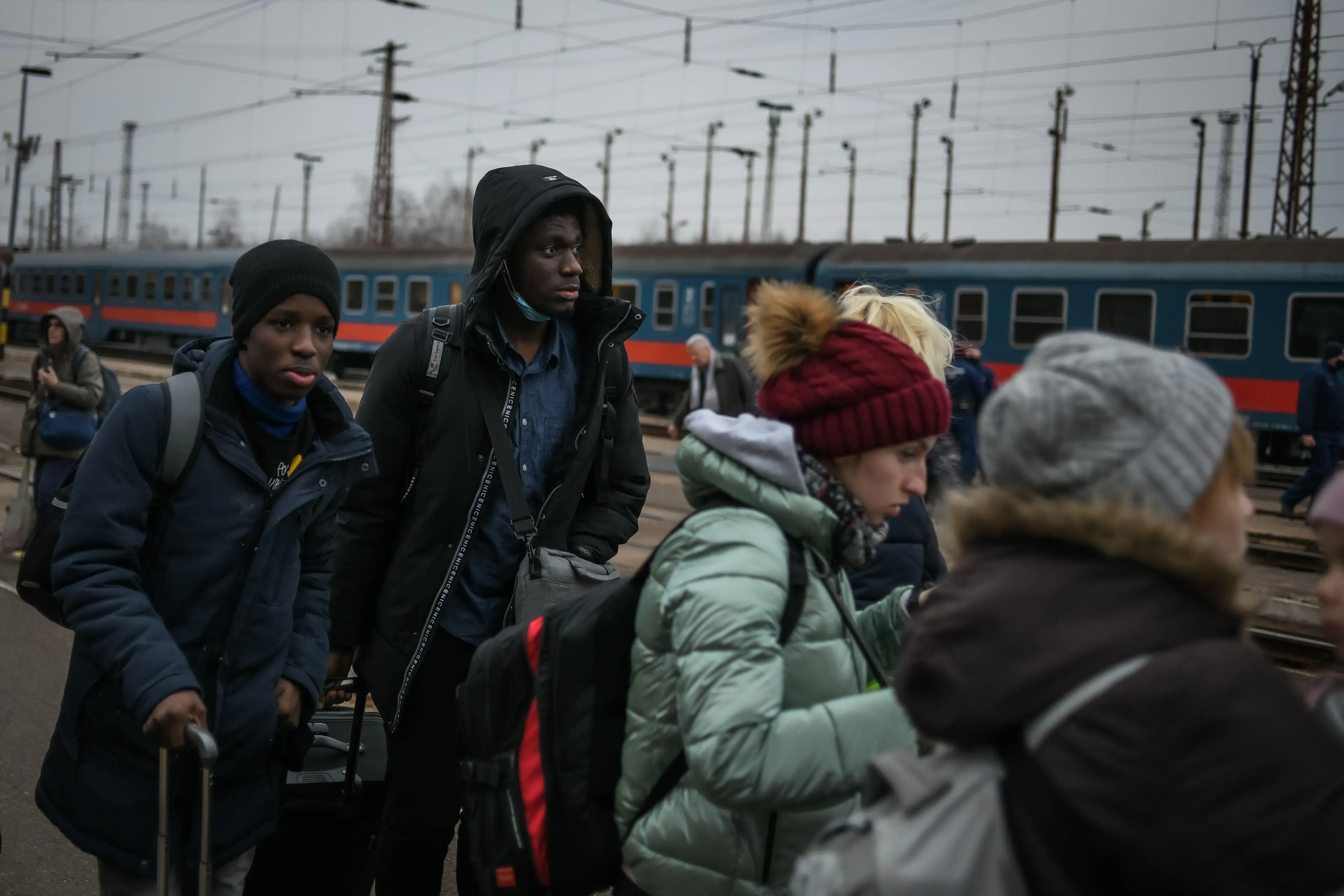 Students arriving at the border (Alamy)