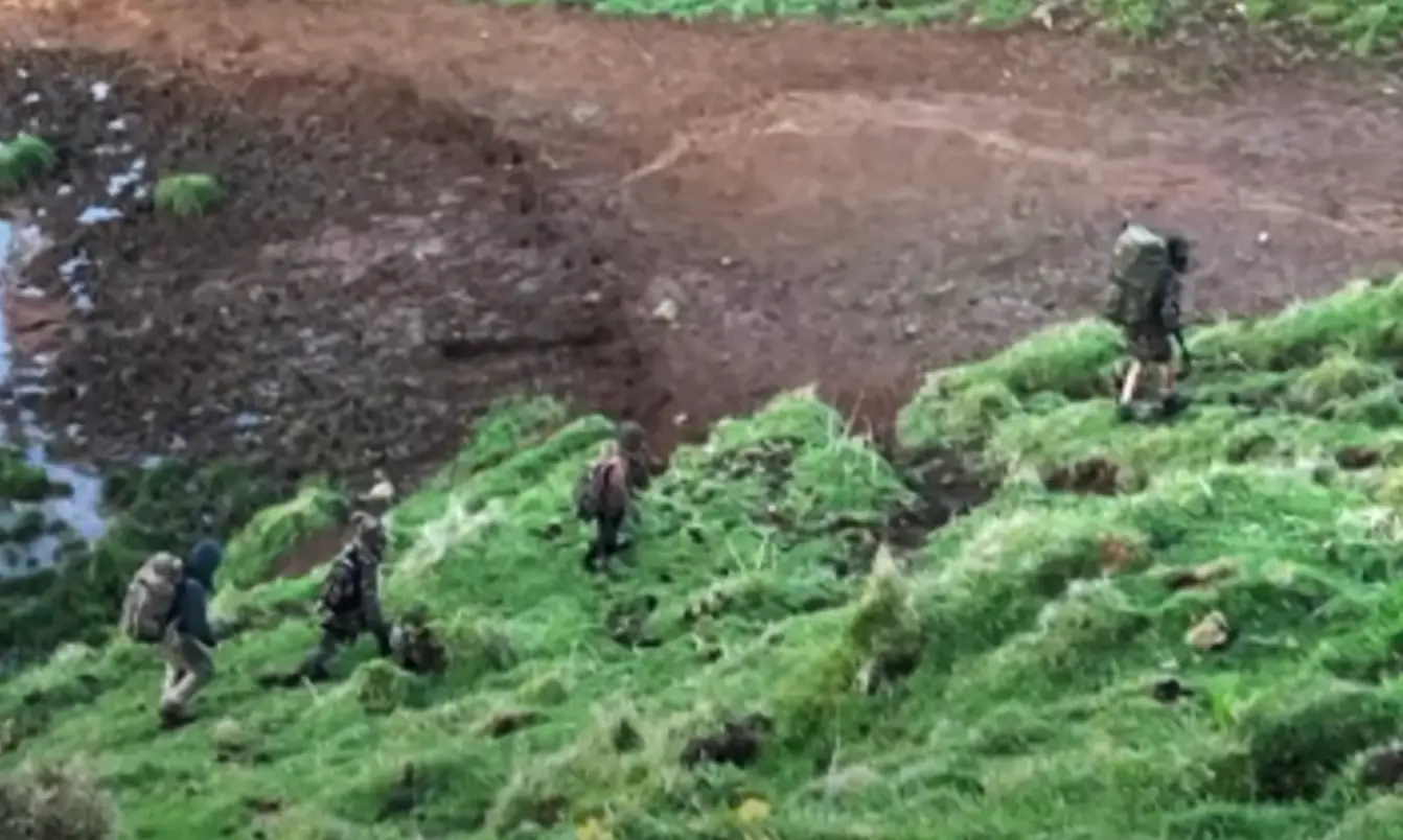 A family believed to be Tom Phillips and his children were spotted in Marokopa, NZ earlier this month (1News)