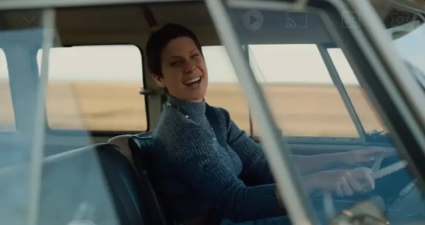 Regina and her daughter were shown to be singing together.