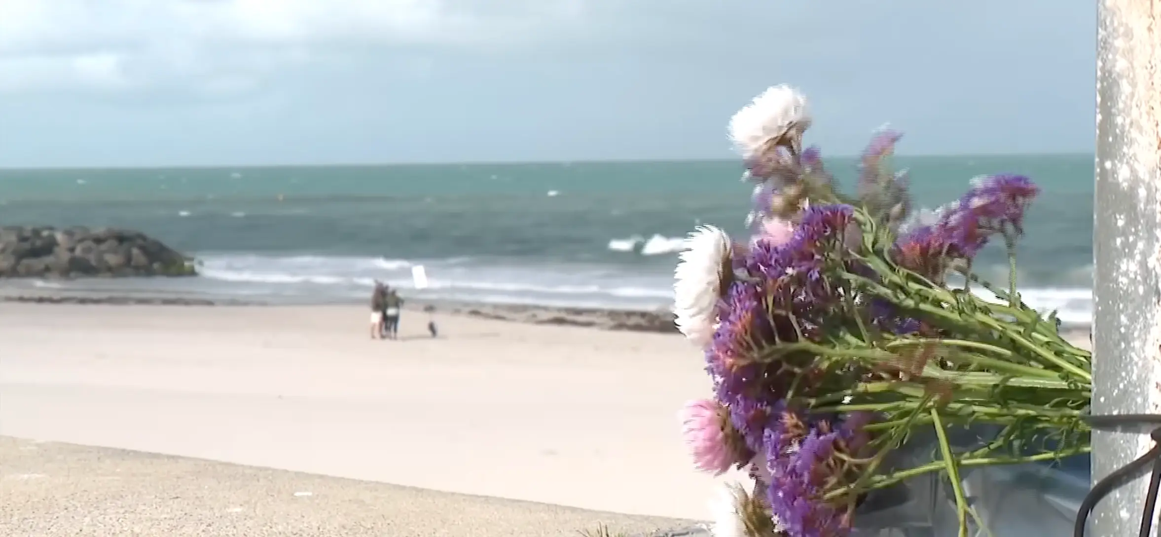Locals have been paying tribute on the beach (7NEWS Australia)