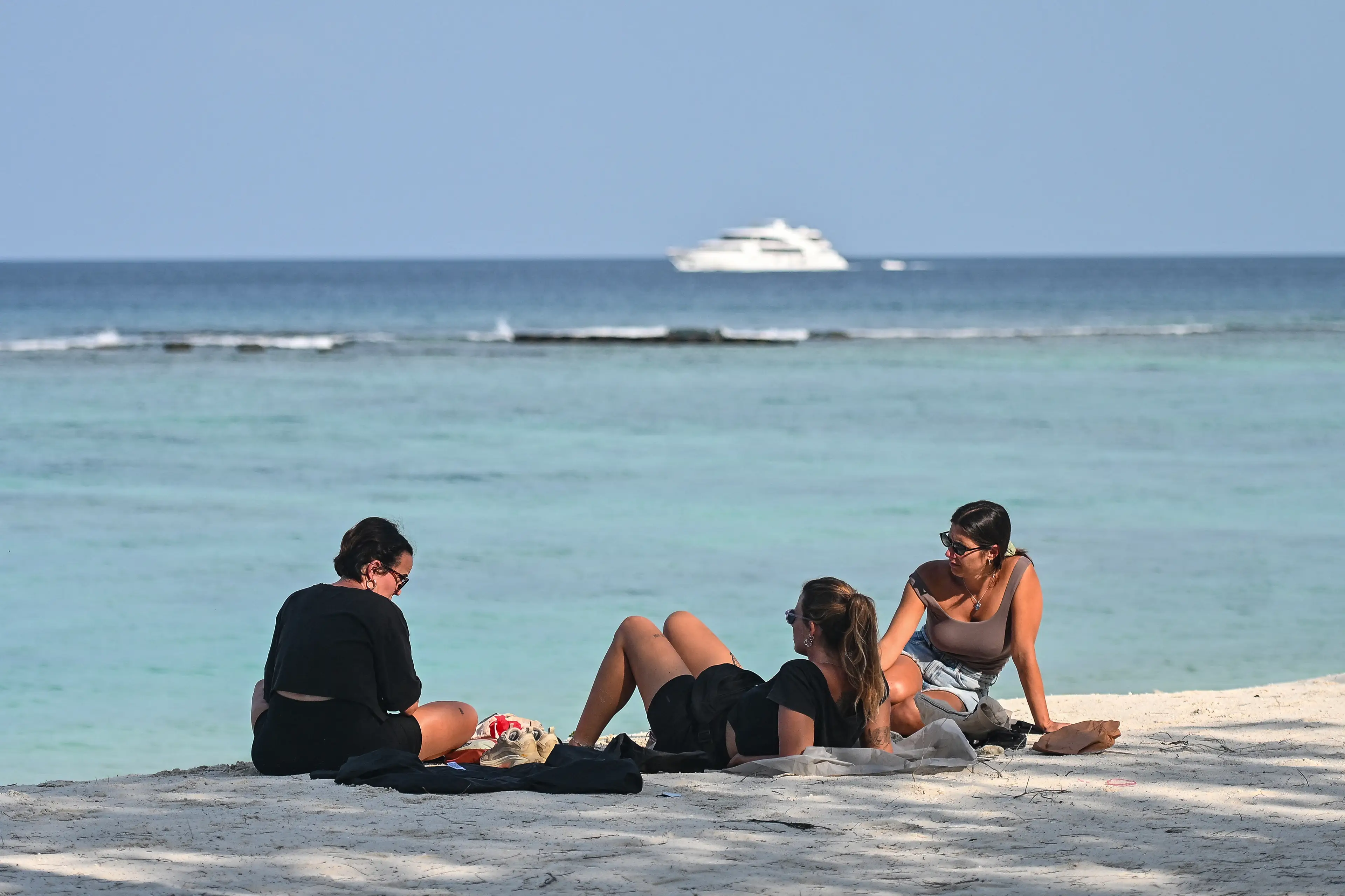 The search for the remaining four divers has been hampered by poor weather conditions (Mohamed Afrah / AFP via Getty Images)