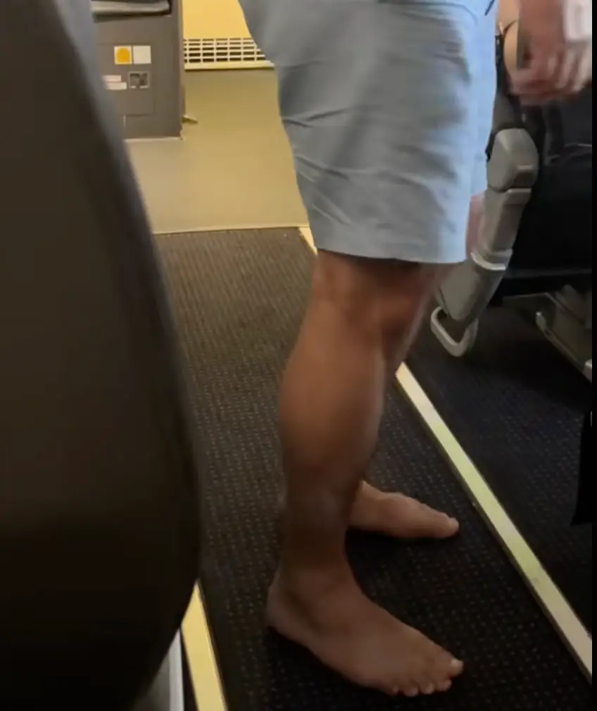 Some people didn't see a problem with the man going barefoot (nataliebuffett/TikTok)