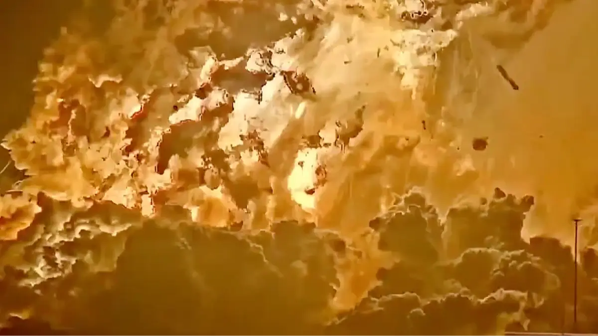 Unbelievable footage shows moment Elon Musk's SpaceX rocket explodes during test