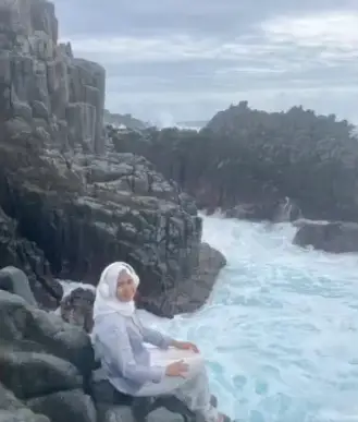 The teen enjoyed the view before disaster struck (@rejekianakbaik/Twitter)