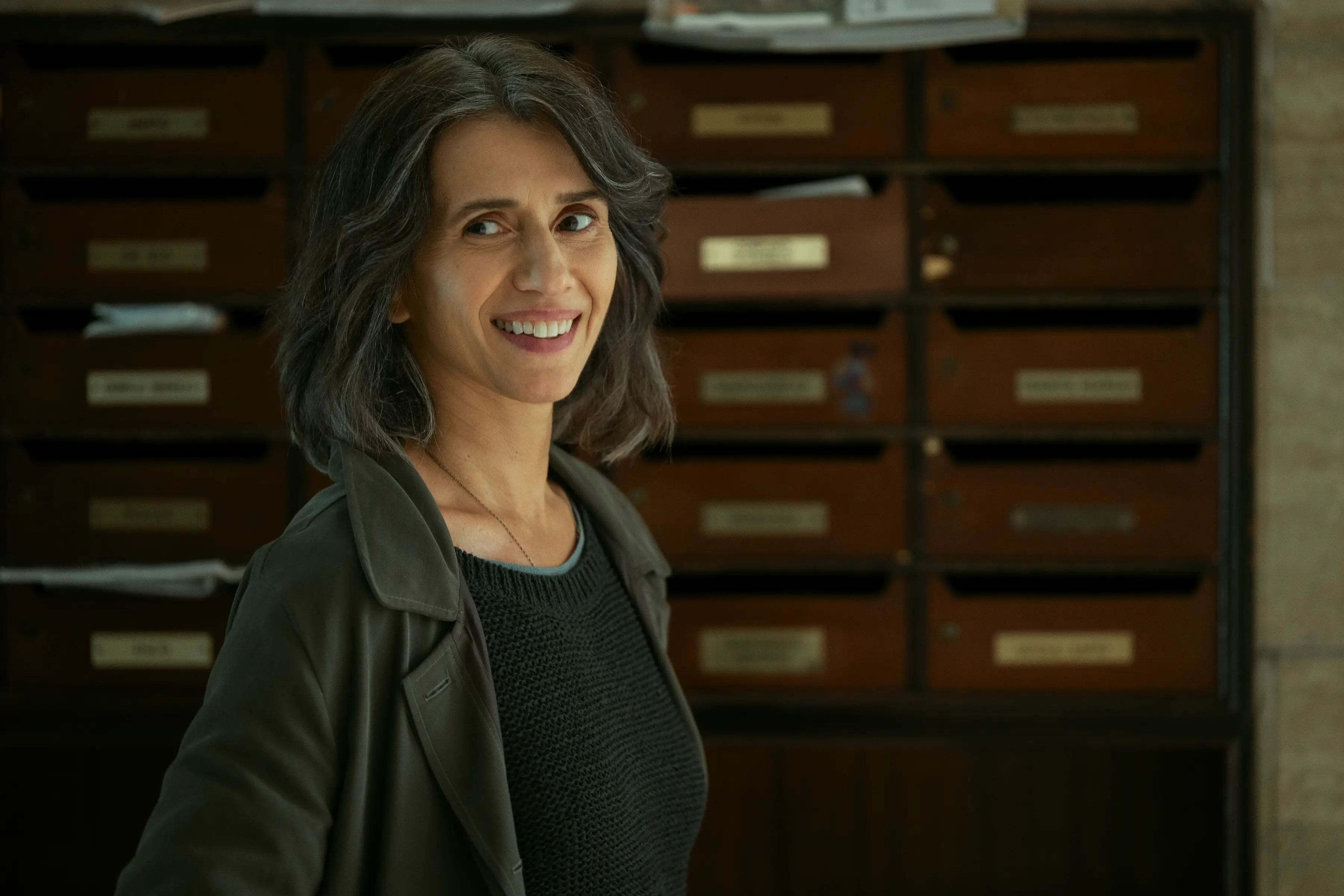 Teresa Saponangelo stars as talented spy Sara (Netflix)