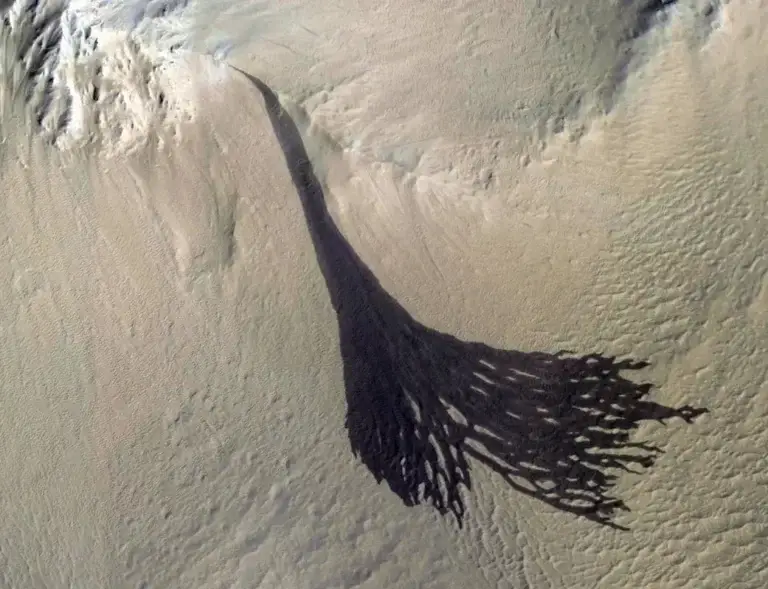 NASA's Mars Reconnaissance Orbiter captured streaks forming on slopes of the planet's Acheron Fossae area (NASA)