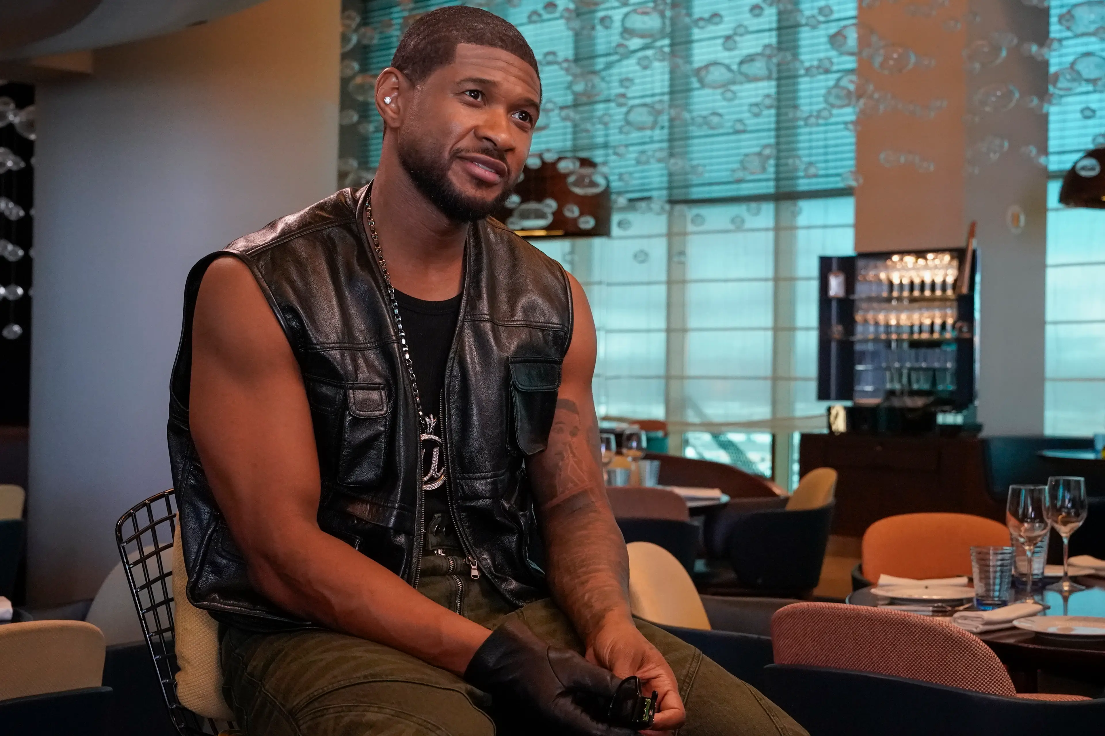 Usher has a hits across 3 decades to choose from for his performance.