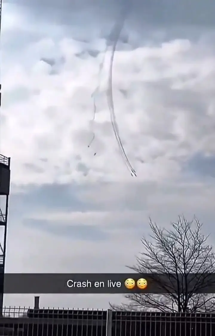 Onlookers spotted the crash in horror (babtoumechant / X)