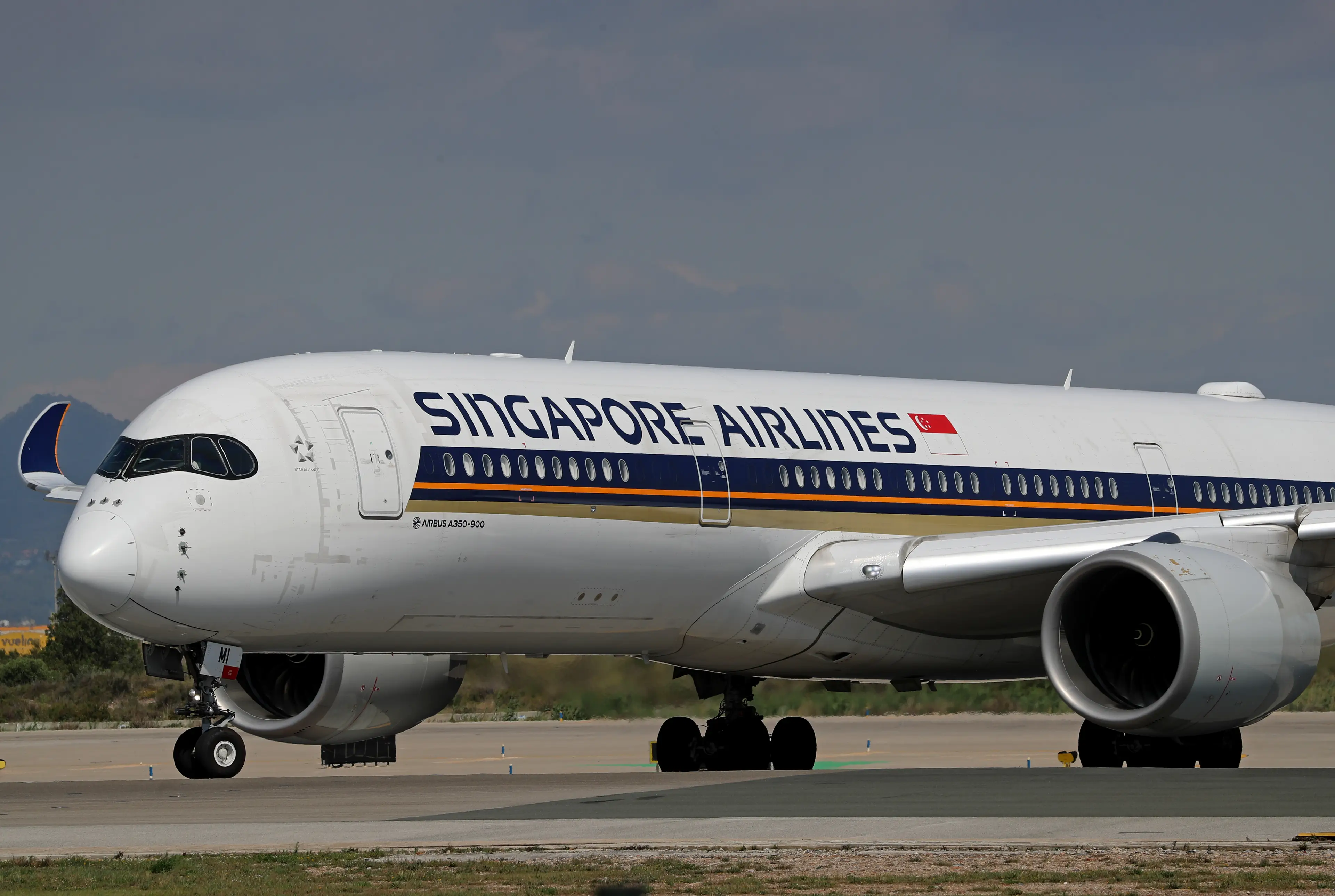 Singapore Airlines is offering its employees a substantial bonus. (JoanValls/Urbanandsport/NurPhoto via Getty Images)